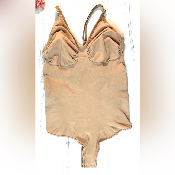 SKIMS Bodysuit Seamless Sculpt Thong, Color Sienna, Size 4X/5X - Picture 5 of 10